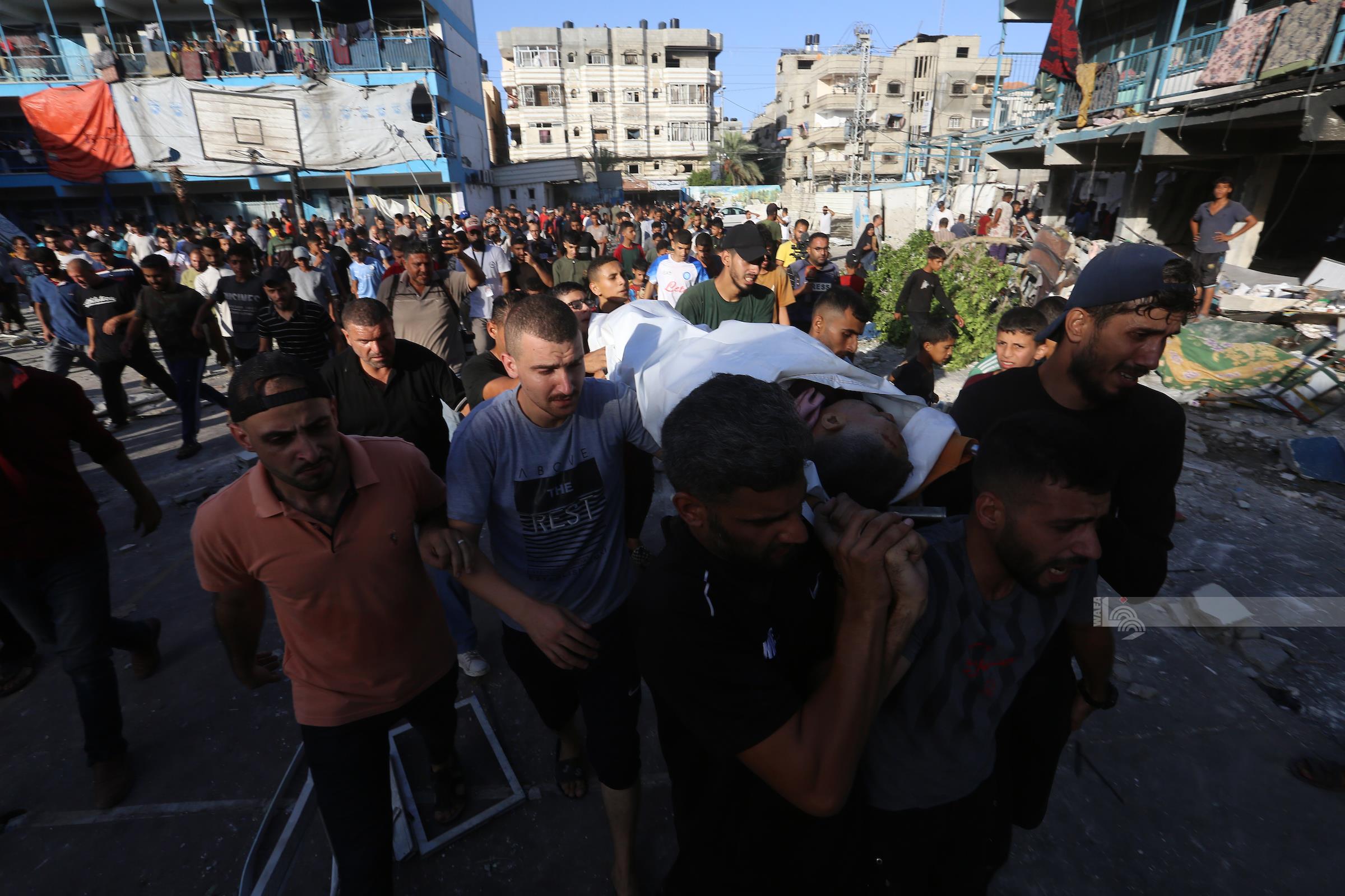 مواطنون يشيعون جثامين شهداء مجزرة "مدرسة الجاعوني"